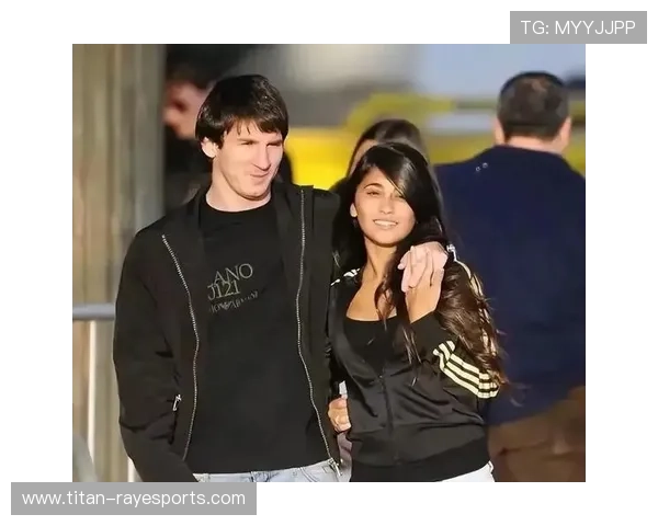 足球明星妻子青梅竹马身份曝光 揭秘两人从小到大的深厚感情历程 足球明星妻子青梅竹马身份曝光 揭秘两人从小到大的深厚感情历程